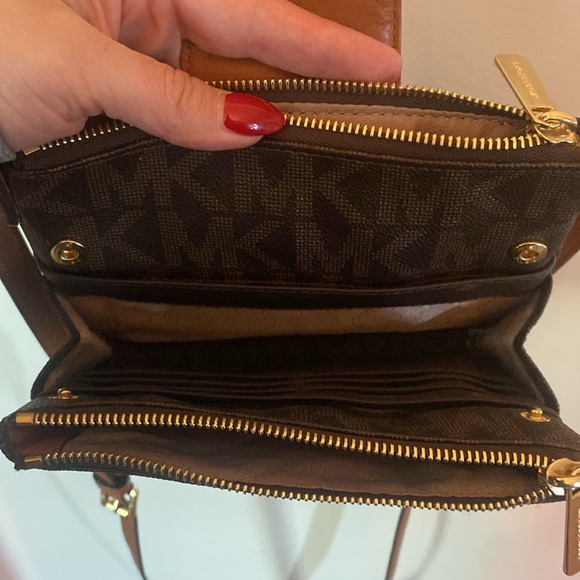 MK Michael Kors crossbody bag, great for travel, multi-compartment. - Picture 5 of 6